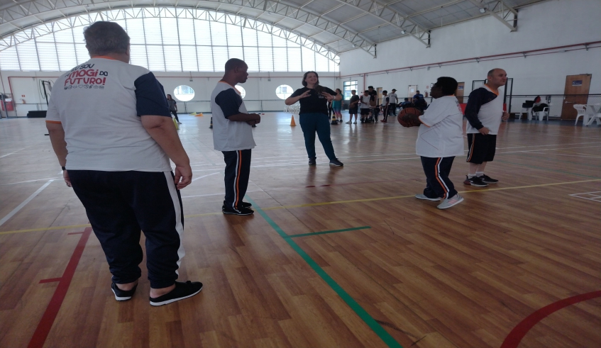 Uma das estações teve jogo de basquete disputado entre alunos PCDs. (Divulgação/PMMC)