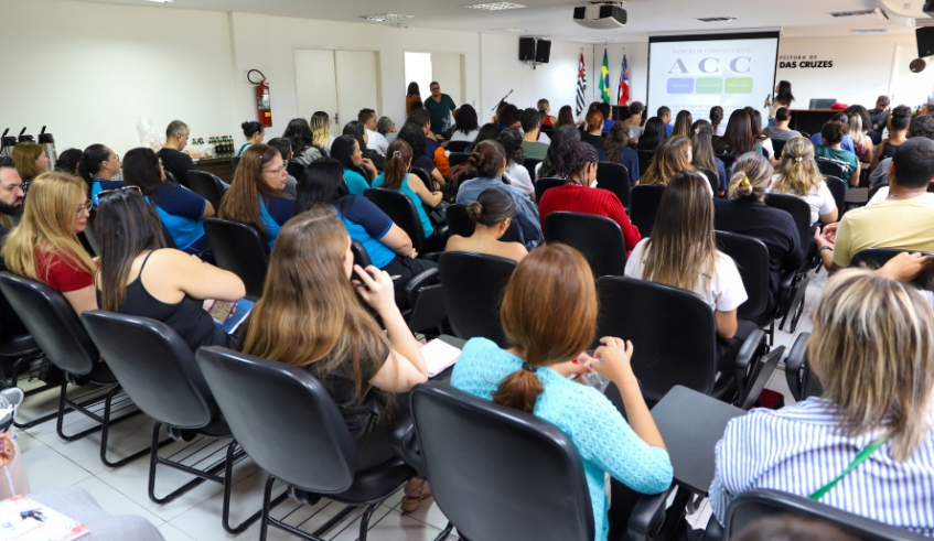 Encontro desta quarta-feira visou a capacitação geral para os Serviços de Convivência e Fortalecimento de Vínculos, CRAS E CREAS, no tema crianças e adolescentes (Divulgação/PMMC)