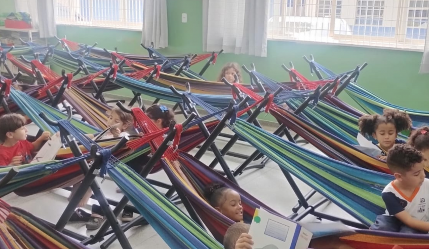 "O redário é um convite a mais para as crianças se entreterem no mundo dos livros e do imaginário", disse a diretora da escola, Valéria Gonzaga Nascimento. (Divulgação/PMMC)