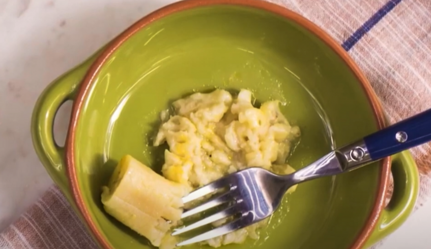 O vídeo orienta pais e responsáveis sobre como iniciar a alimentação complementar de maneira adequada, assegurando uma nutrição saudável para os bebês a partir dos seis meses de vida. (Divulga . . .