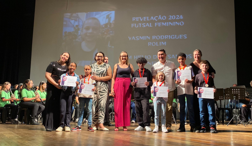 Dez escolas receberam selos de participação na competição e alunos que se destacaram foram premiados. (Divulgação/PMMC)