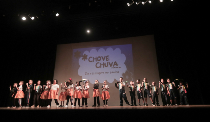 Alunos do Cempre Ver. Ivan Nunes de Siqueira, no Oropó, apresentaram a música Chove Chuva. (Warley Kenji/PMMC)