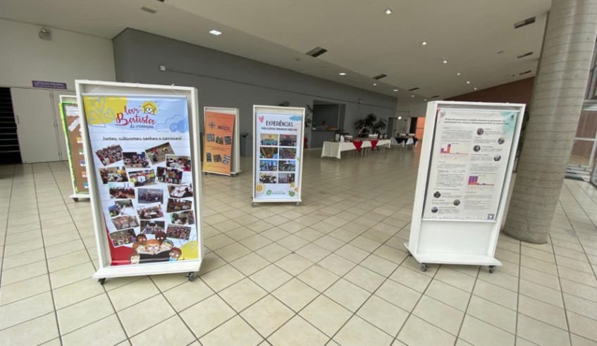 Painéis montados no hall de entrada do Cemforpe traziam fotografias, informações e registros sobre boas práticas nos serviços de convivência para crianças e adolescentes