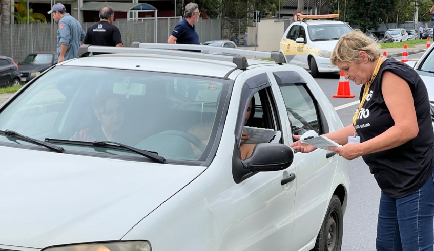 Durante a ação, foram distribuídos 565 panfletos educativos sobre segurança viária, acompanhados de cartilhas sobre a Carteira Digital de Trânsito (Divulgação)