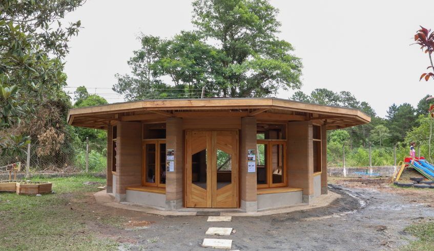 A ampliação da escola conta com uma sala multiuso construída com recursos sustentáveis. (Divulgação/PMMC)