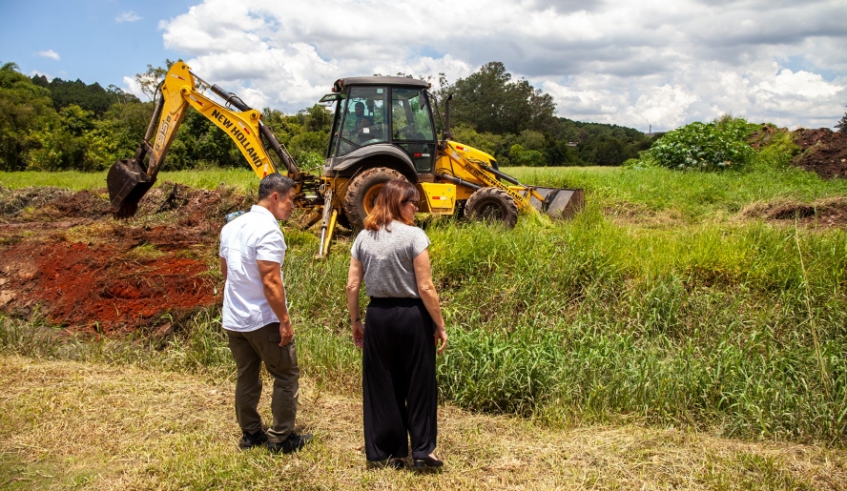 Mutirão resulta na manutenção de 46 bocas de lobo, retirada de 87 toneladas de resíduos de valetas, limpeza e colocação de cascalho em 4 km de estradas de terra (Divulgação/ PMMC)