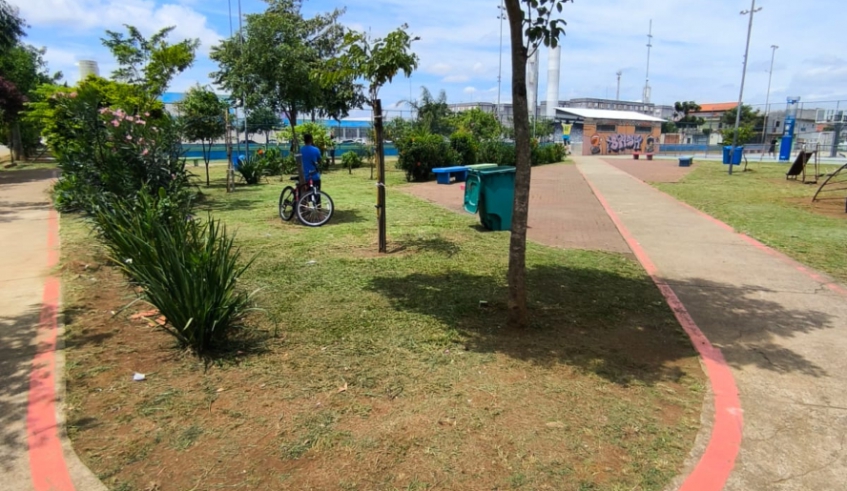 O distrito de Jundiapeba já teve diversos serviços executados, como limpeza da Praça da Liberdade e agora seguirá sendo atendido por mais uma semana (Divulgação/ PMMC)