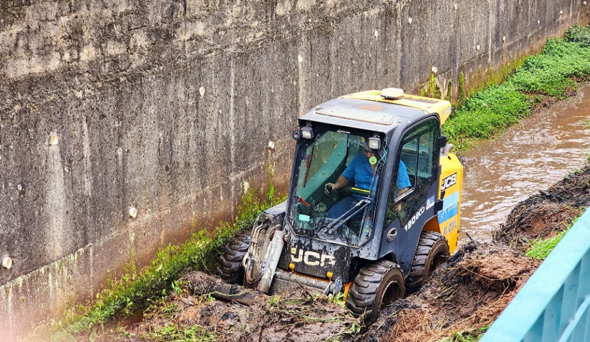 Máquina bobcat realiza a limpeza no leito do Córrego dos Corvos, como parte do trabalho de manutenção realizado na região (Divulgação/PMMC)