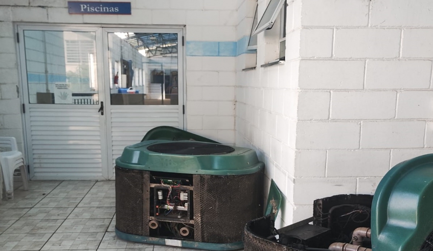 Equipamentos que são responsáveis pelo aquecimento da piscina do Pró-Hiper foram alvo de vândalos e tiveram estruturas furtadas (Divulgação/PMMC)