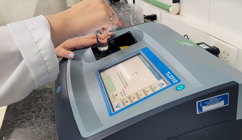 Água distribuída em Mogi das Cruzes passa diariamente por rigorosos testes de qualidade antes de chegar às torneiras (Foto: Julio Nogueira/Semae)
