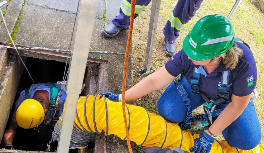 No encerramento dos trabalhos, houve simulado de descida em espaço confinado com utilização de tripé e guincho de resgate (Foto: Julio Nogueira/Semae)