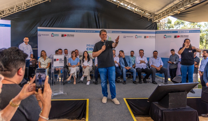 Governador Tarcísio de Freitas destacou investimentos nas áreas da Saúde, Mobilidade e Saneamento Básico, durante evento de inauguração da Praça da Cidadania (Divulgação/PMMC)