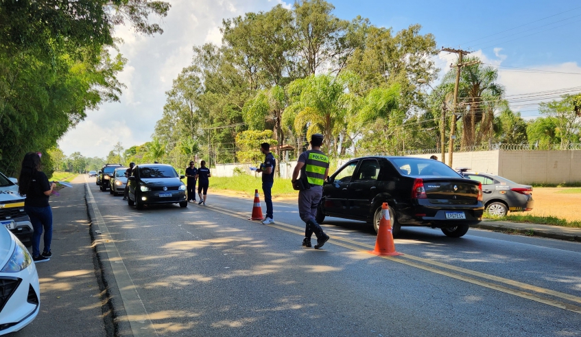 Ação da Secretaria de Mobilidade e Trânsito, Polícia Rodoviária e Detran-SP foi realizada na rodovia Engenheiro Cândido do Rego Chaves, no Jardim Nove de Julho (Divulgação/PMMC)