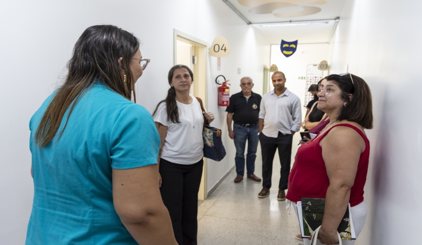 Os ambientes da unidade foram apresentados pela diretora Mônica Souza, da Associação Madre Esperança de Jesus – AME Jesus, organização da sociedade civil, responsável pelo atendimento clínico . . .