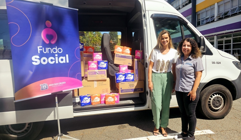Maira Cusatis, presidente do Fundo Social de Mogi, recebe doações de produtos de higiene e cuidado pessoal para mulheres em situação de vulnerabilidade (Divulgação/PMMC)