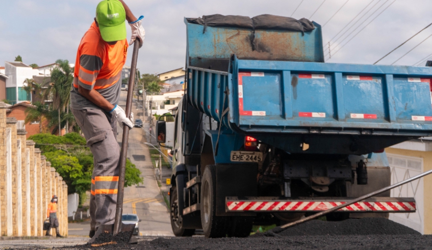 Operação Tapa-Buraco agora conta com cinco equipes diárias trabalhando de forma simultânea, o que vai garantir uma manutenção viária mais ágil (Divulgação/ PMMC)