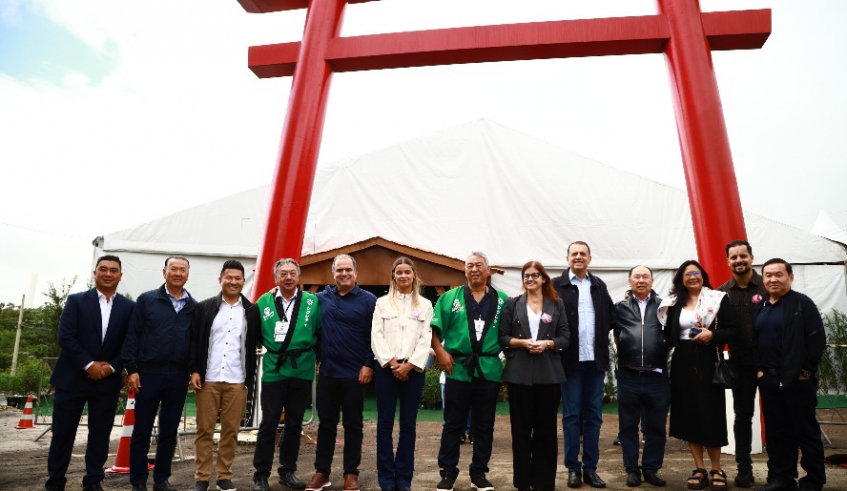 Prefeita Mara Bertaiolli e o vice-prefeito Téo Cusatis, ao lado de demais autoridades, em frente ao torii de entrada do Akimatsuri - (Divulgação - PMMC)