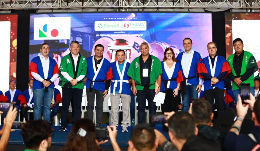 Prefeita Mara Bertaiolli e vice-prefeito Téo Cusatis participaram da abertura do 38 Akimatsuri ao lado de autoridades - Divulgação (PMMC)