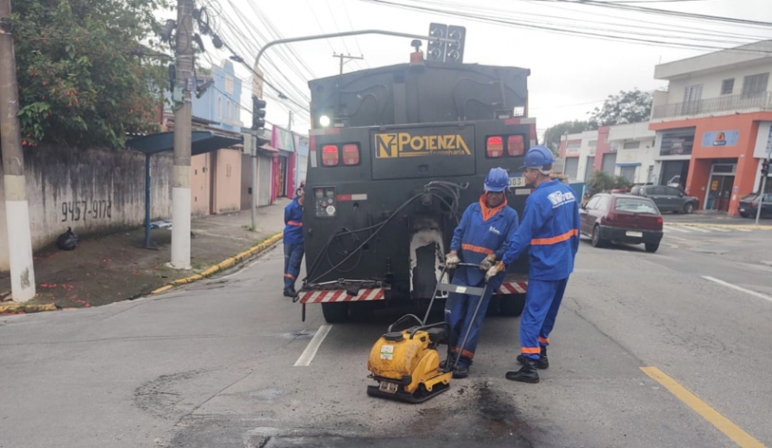 Equipes da Secretaria de Serviços Urbanos não pararam no final de semana e executaram uma ampla de serviços em diversas partes do município (Divulgação/ PMMC)