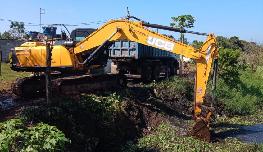 A ação teve como objetivo melhorar a infraestrutura de escoamento de água, e auxiliará os produtores rurais que sofrem com o alto volume d'água nos dias de fortes chuvas (Divulgação/PMMC)