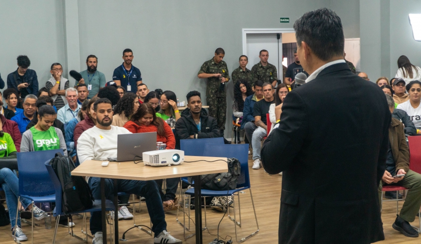 O coronel da Polícia Militar Felício Kamiyama falou sobre a importância do respeito à sinalização de trânsito para a promoção da segurança viária (Divulgação/PMMC)