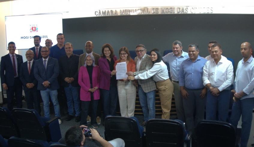Prefeita Mara Bertaiolli, ao lado do vice Téo Cusatis, do presidente da Câmara, Francimário Vieira, o Farofa, e vereadores: investimento histórico para a cidade (Divulgação/PMMC)