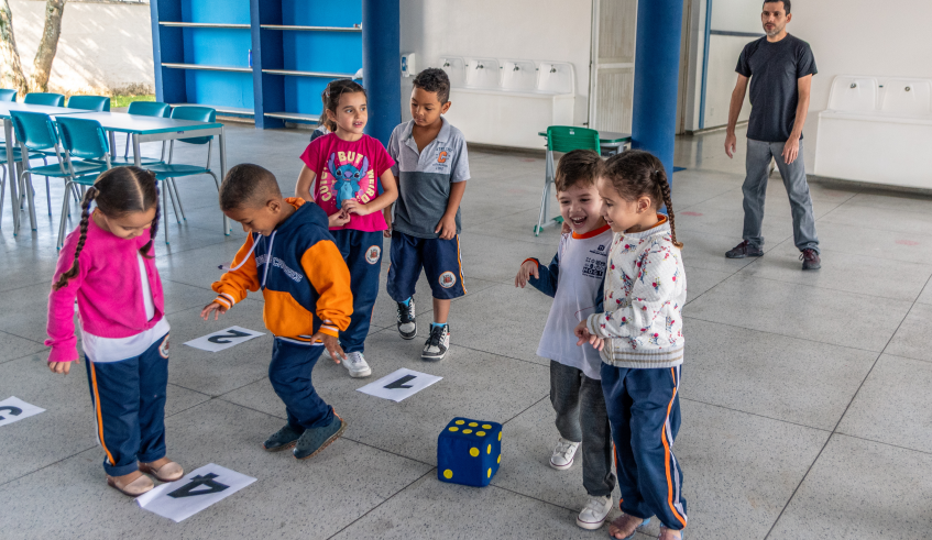 Enquanto isso, as crianças do Infantil IV jogavam um dado e corriam para pisar no número correspondente colado no chão. (Divulgação/PMMC)