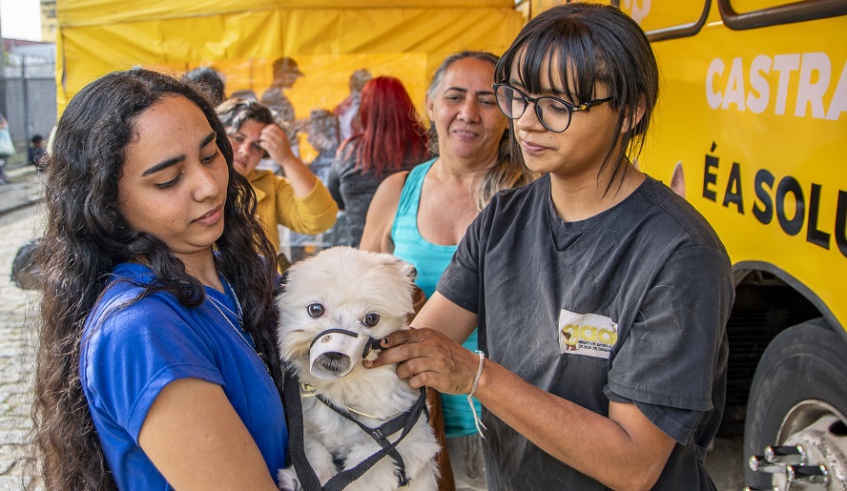 "Seu Amigo Pet" é realizado de forma itinerante e moradores cadastrados no CadÚnico podem inscrever seus pets para castração com antecedência (Divulgação/PMMC)