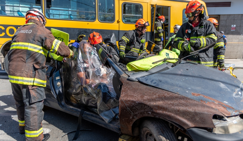 Simulado de Emergência ocorreu na praça Veteranos de Guerra, em Jundiapeba, e representou um acidente envolvendo um ônibus escolar, um automóvel e um ciclista (Divulgação/PMMC)