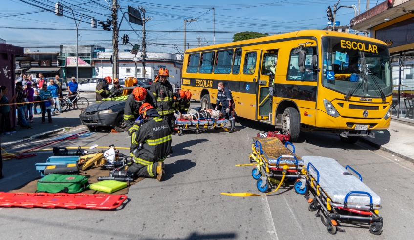 Simulado de Emergência ocorreu na praça Veteranos de Guerra, em Jundiapeba, e representou um acidente envolvendo um ônibus escolar, um automóvel e um ciclista (Divulgação/PMMC)