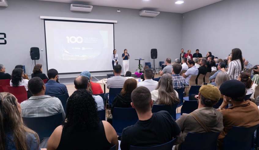 Prefeita Mara Bertaiolli, ao lado da secretária Patricia Cesare, destacou os investimentos em saneamento básico e a repercussão positiva na área ambiental (Divulgação/PMMC)