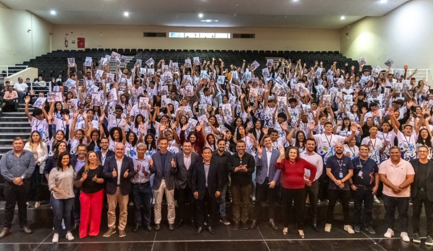 A aula magna do programa Escola de Líderes reuniu 250 alunos dos dez polos da formação no Cemforpe na noite desta quinta, 8 (Divulgação/PMMC)