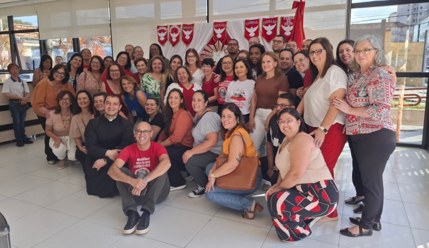 A cerimônia reuniu autoridades, representantes da rede municipal de ensino, funcionários e devotos em um momento de fé e tradição. (Divulgação/PMMC)