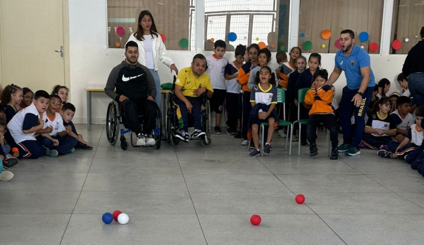 Clínicas de bocha paralímpica leva atletas para as escolas municipais de Mogi das Cruzes, com demonstrações sobre a modalidade e conversa com os alunos (Divulgação/PMMC)