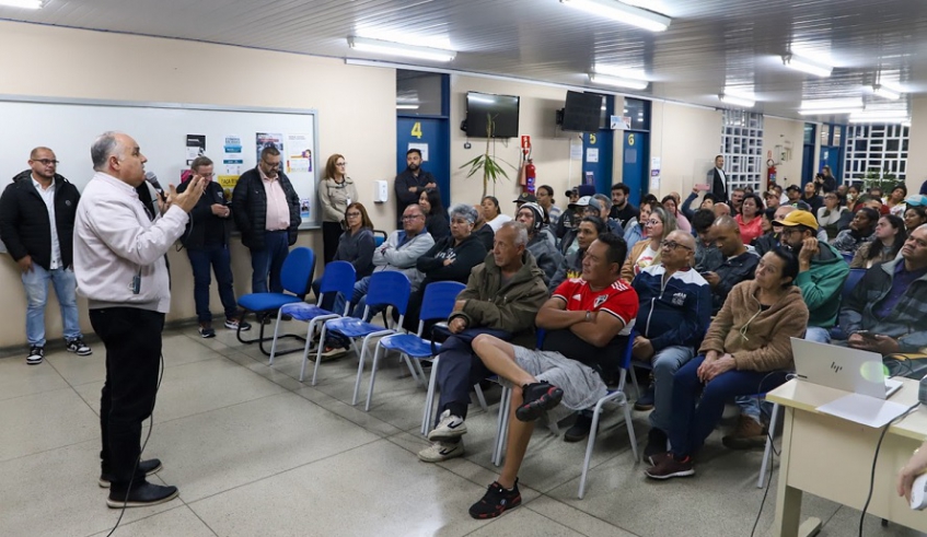 Secretário Romildo Campello conversou com os moradores, que receberam informações e puderam esclarecer dúvidas do processo (Divulgação/PMMC)