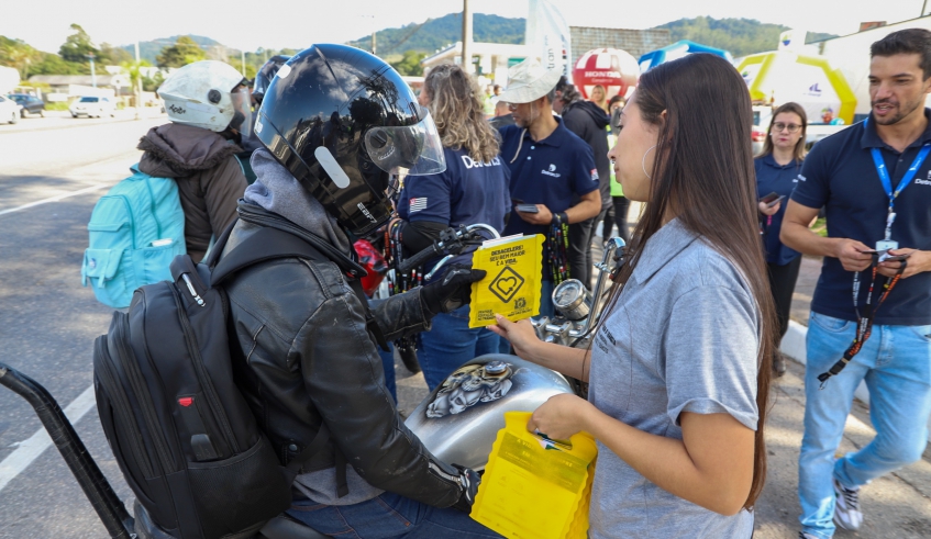 Ação voltada à segurança dos motociclistas foi realizada no início da rodovia Mogi-Dutra e faz parte da programação do Maio Amarelo em Mogi das Cruzes (Divulgação/PMMC)