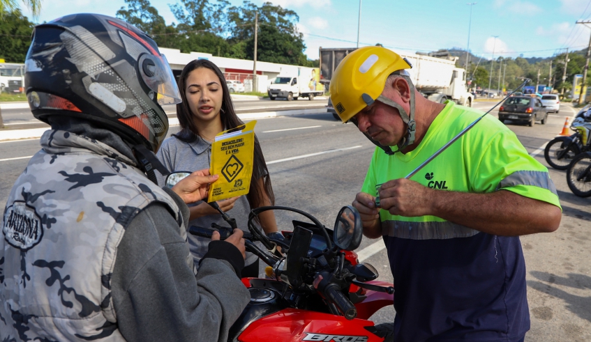 Ação voltada à segurança dos motociclistas foi realizada no início da rodovia Mogi-Dutra e faz parte da programação do Maio Amarelo em Mogi das Cruzes (Divulgação/PMMC)