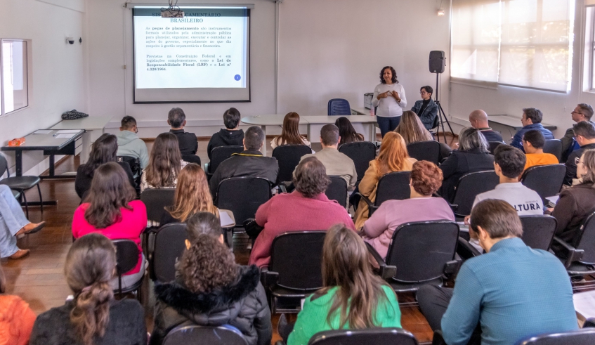 capacitação foi conduzida pela diretora de Orçamento e Contabilidade, Elisangela Rocha, que tratou dos elementos mais importantes do Sistema Orçamentário Brasileiro (Divulgação/PMMC)