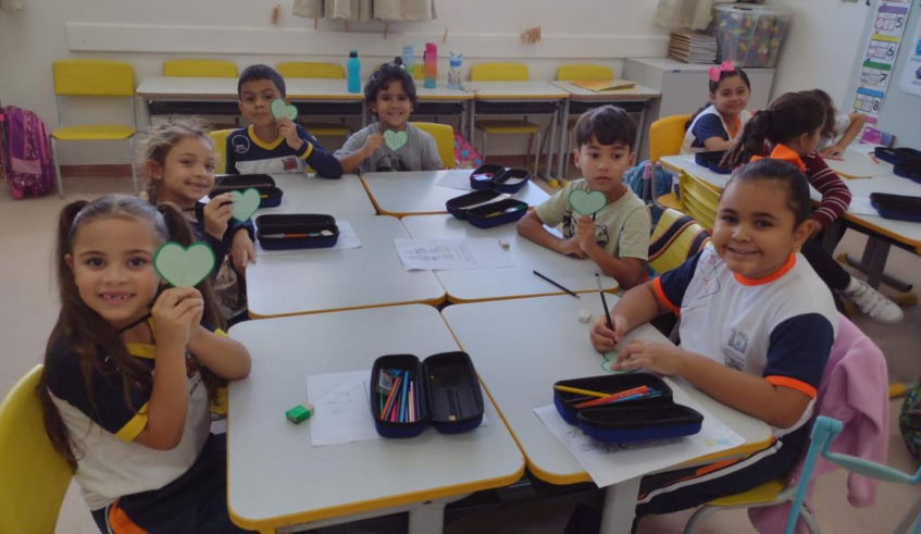 Na EM Profª Maria Aparecida Pinheiro Volpe (Vila Municipal), as crianças desenharam seus familiares dentro de corações. (Divulgação/PMMC)