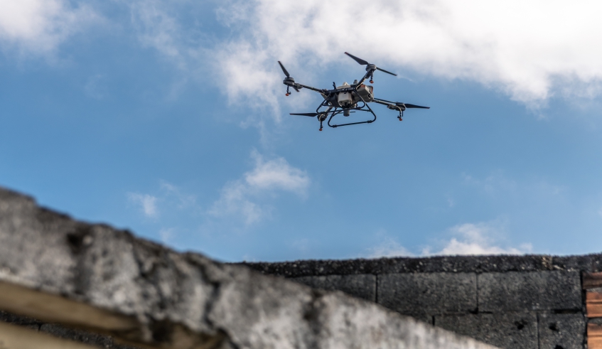 Vice-prefeito Téo Cusatis, a secretária municipal de Saúde e Bem-Estar, Rebeca Barufi, técnicos e autoridades acompanharam o início da operação e drones