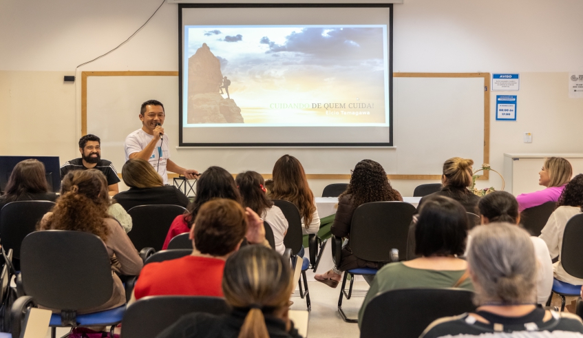 Palestra sobre "Cuidar de quem Cuida" foi realizada no auditório da Escola de Governo