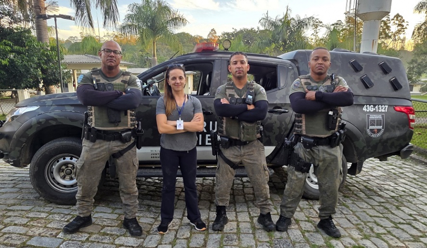 Com o apoio da Patrulha Ambiental, técnicos do Nubea resgataram o cachorro Guerreiro, que agora vem recebendo cuidados veterinários (Divulgação/PMMC)