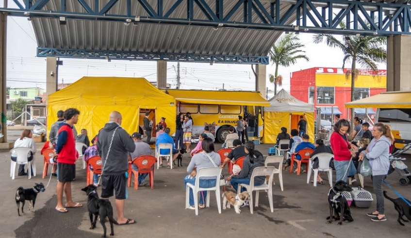3ª edição do Programa Seu Amigo Pet atendeu moradores de Jundiapeba nesta quinta-feira (22/5), com Mutirão de Castração e outros serviços (Divulgação/PMMC)