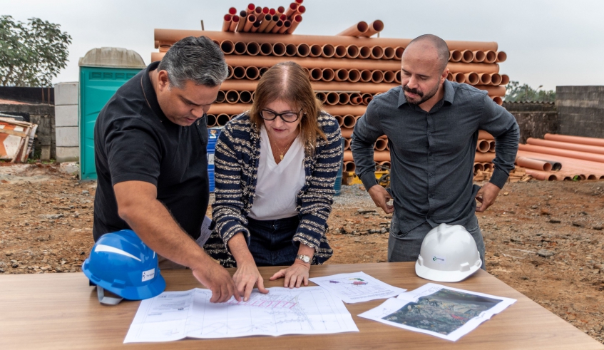 Prefeita Mara Bertaiolli vistoriou as obras nesta quinta-feira e destacou trabalho para universalização do saneamento (Divulgação/PMMC)
