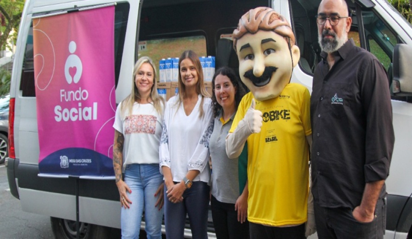 Equipe da Niterra e do Passeio Ciclístico Ecobike entregam leites arrecadados para o Fundo Social (Divulgação - PMMC)
