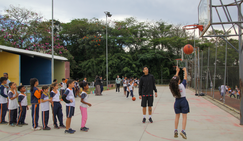 O basquete foi uma das oficinas oferecidas aos estudantes. (Divulgação/PMMC)