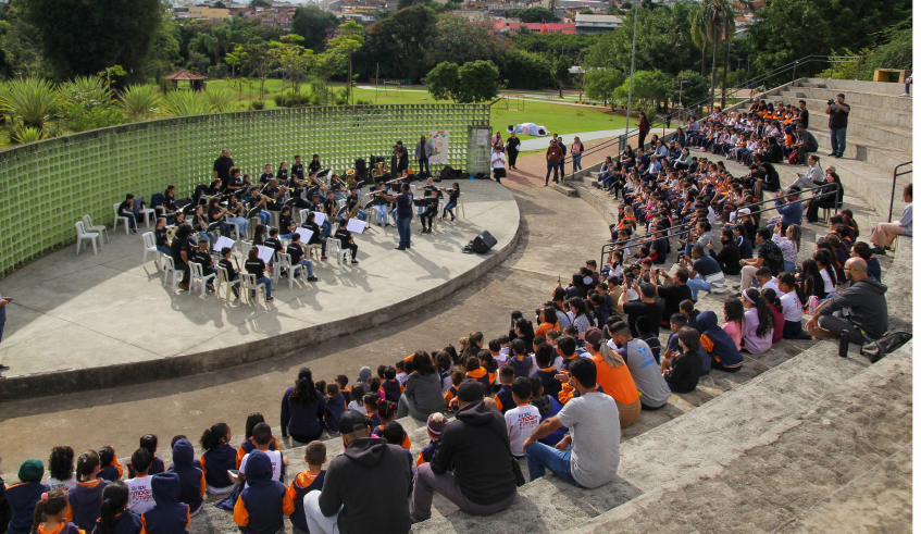 Os estudantes foram recebidos com apresentações musicais do projeto Pequenos Músicos... Primeiros Acordes na Escola, promovido pela Secretaria de Educação com gestão da Sinfônica Mogi. (Divulga . . .