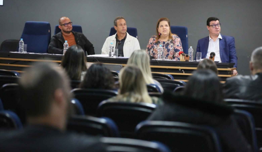 Vereadores Tonhão e Otto Rezende, ao lado da secretária Rebeca Barufi e do secretário adjunto, Luiz Bot, na audiência da Saúde (Divulgação)