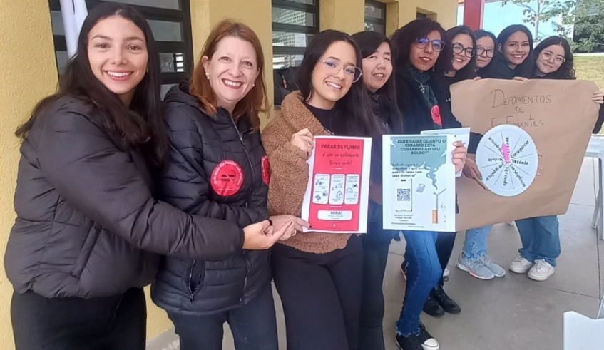 Ação em parceria entre a Secretaria Municipal de Saúde e alunos de Farmácia da UMC marcou o Dia Mundial Sem Tabaco, no sábado (31/05) - (Divulgação - PMMC)