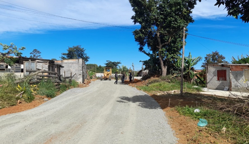 Rua está recebendo pavimentação como parte do trabalho de regularização fundiária (Divulgação/PMMC)